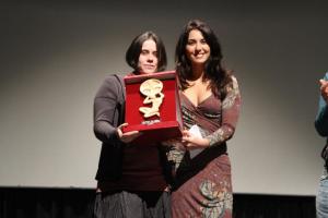 Karin Proia premia Yulia Travnikova, produttrice del corto Second Wind